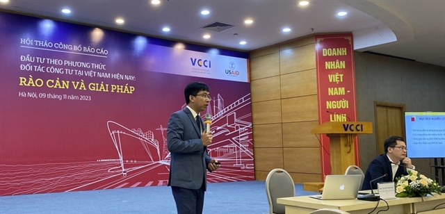 Ông Nguyễn Minh Đức - Phó Trưởng phòng, Ban Pháp chế VCCI, đại diện nhóm nghiên cứu trình bày báo cáo “Đầu tư theo phương thức đối tác công tư tại Việt Nam hiện nay: Rào cản và giải pháp”. Ảnh: M.T