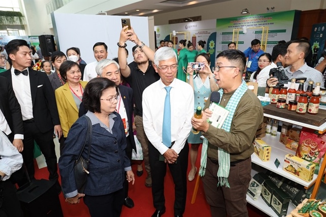 Phó Chủ tịch UBND <span>TP.HCM</span> Võ Văn Hoan tham quan các gian hàng tại triển lãm xanh. Ảnh: TÚ UYÊN