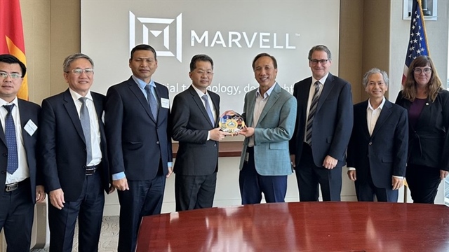 Bí thư Đà Nẵng (thứ tư từ trái) tặng quà lưu niệm cho đại diện lãnh đạo Tập đoàn Marvell. Ảnh: PV