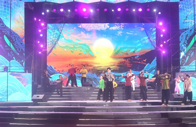 Khán giả reo hò với loạt ca khúc mà ca sĩ Đức Phúc trình bày tại sân khấu ven biển Bãi Sau, Vũng Tàu. Ảnh: TK