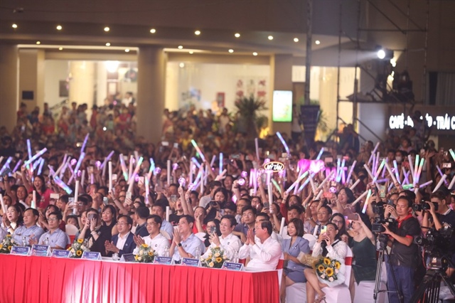 Các đại biểu trong đó có lãnh đạo tỉnh Bà Rịa- Vũng Tàu cũng hào hứng với các tiết mục được trình diễn trong đêm khai mạc Tuần lễ Du lịch. Ảnh: KN