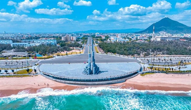 The tower square is adjacent to a beach where multiple entertainment and catering services are offered to local residents and tourists. Photo: Duong Thanh Xuan / Tuoi Tre