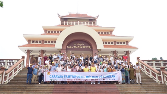 Đoàn Caravan Famtrip xuất phát tại Khu lưu niệm Luật sư Nguyễn Hữu Thọ. Ảnh: CTV