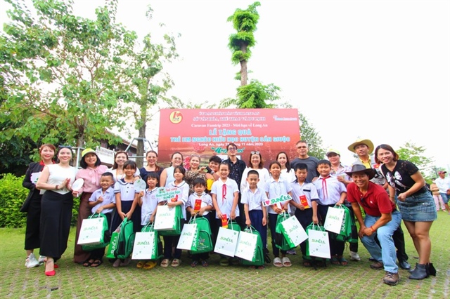 Đoàn Caravan Famtrip 2023 trao tặng quà cho học sinh nghèo của huyện Cần Giuộc. Ảnh: CTV