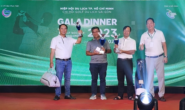 Ban tổ chức trao giải cho các golfer đạt giải golf &quot;Saigon Tourism Society&quot;.