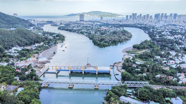 Công trình dự án đập ngăn mặn trên sông Cái Nha Trang đang chậm tiến độ do vướng mặt bằng. Ảnh: XUÂN HOÁT