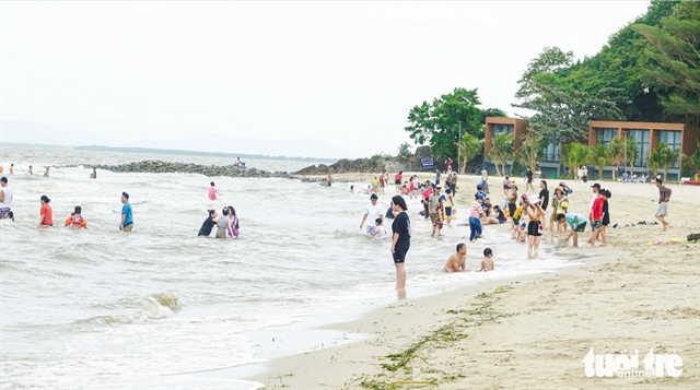 A beach in Ha Tien City woos locals and foreigners. Photo: Chi Cong / Tuoi Tre