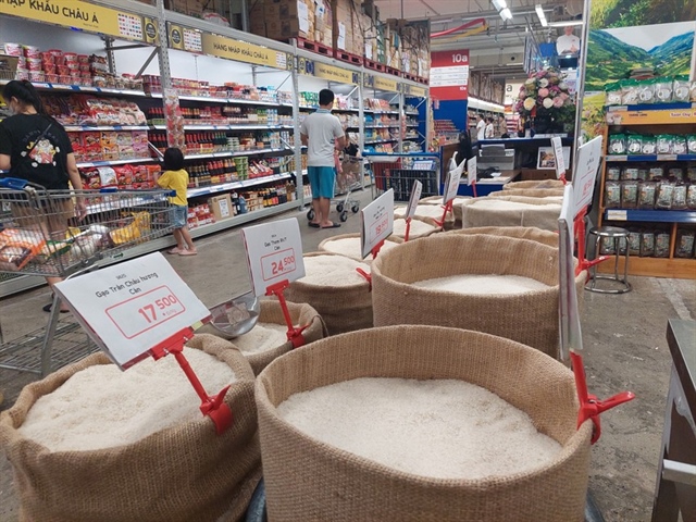 Gạo được bày bán trong siêu thị. Ảnh: AH
