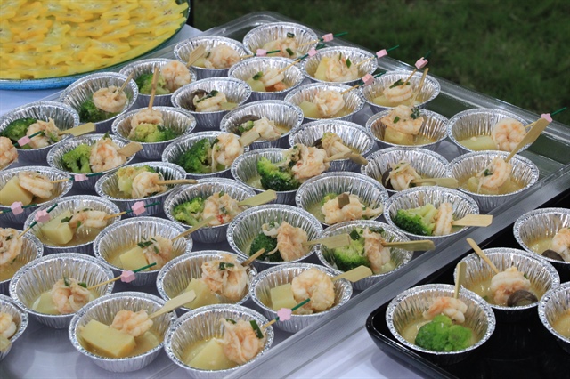 Shrimp stew in coconut, a Vietnamese dish, is served as finger food to combine with Japan’s sake. Photo: Ngoc Dong / Tuoi Tre News