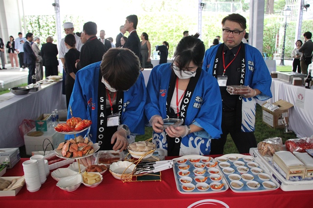 Chefs prepare food at the event. Photo: Ngoc Dong / Tuoi Tre News