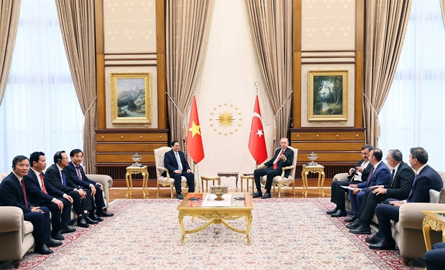 Vietnamese Prime Minister Pham Minh Chinh inspects an aircraft miniature displayed at Turkish Aerospace Industries in Turkey, November 30, 2023. Photo: Ngoc An / Tuoi Tre