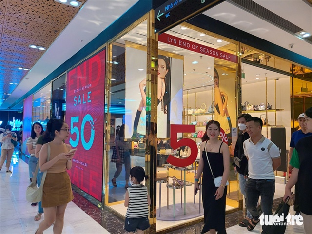 Many brands launch promotion programs to boost the sales during the year-end period. Photo: Nhat Xuan / Tuoi Tre