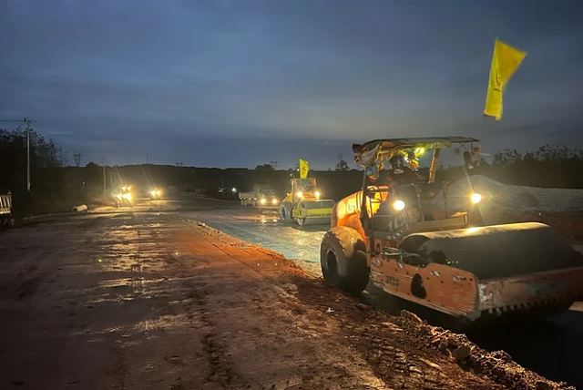 Hàng nghìn công nhân trên Cao tốc Bắc-Nam thi công xuyên Tết Dương lịch
