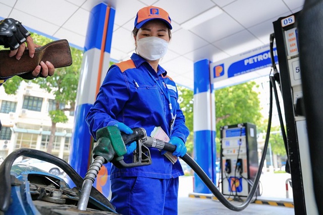 Giá xăng, dầu cùng giảm trong kỳ điều hành đầu tiên của năm 2024 | Vietstock