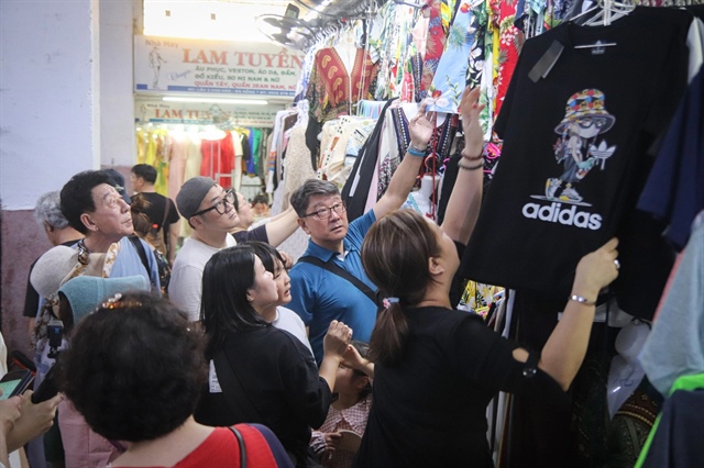 A group of South Korean tourists go shopping at Han Market in Da Nang City, central Vietnam. Photo: Thanh Nguyen / Tuoi Tre News