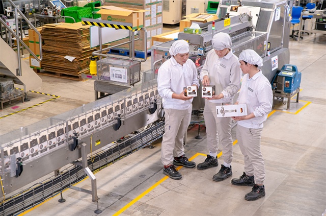 A Nestlé representative (first row, C) receives the certificate for the firm’s additional US$100 million investment in its factory in Dong Nai Province in southern Vietnam. Photo: Nestlé