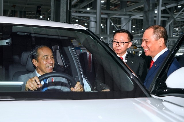 Tỉ phú Phạm Nhật Vượng cầm lái đưa Tổng thống Indonesia thăm nhà máy VinFast- Ảnh 1.
