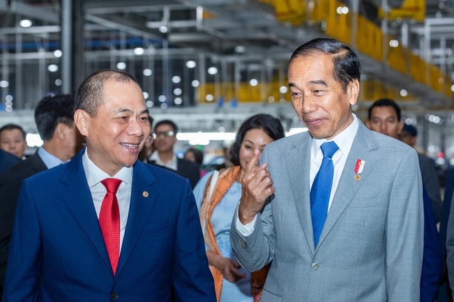 Tỉ phú Phạm Nhật Vượng cầm lái đưa Tổng thống Indonesia thăm nhà máy VinFast- Ảnh 4.