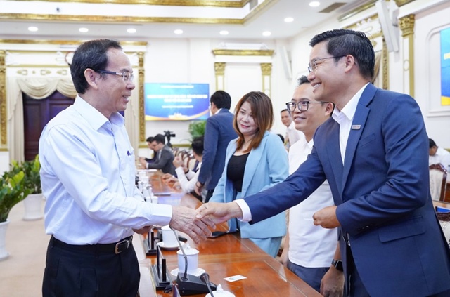 Bí thư Thành uỷ TP.HCM Nguyễn Văn Nên trao đổi với các chuyên gia tham dự buổi gặp gỡ. Ảnh: THUẬN VĂN