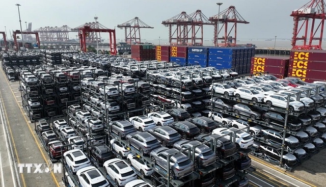 Ôtô nhập khẩu chất đống, các cảng châu Âu biến thành “bãi đỗ xe”