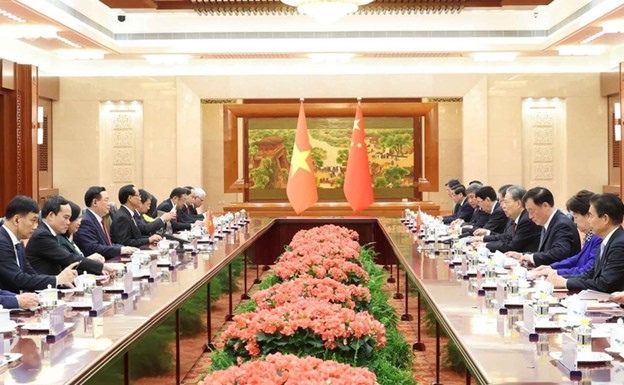​Vietnam, China pledge to give priority to each other, boost all-round cooperation