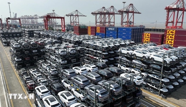 Trung Quốc: Sản xuất công nghiệp tăng vọt ngay cả khi tiêu dùng vẫn chậm chạp