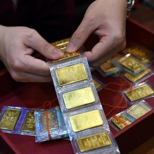 Central bank to auction gold to calm domestic market