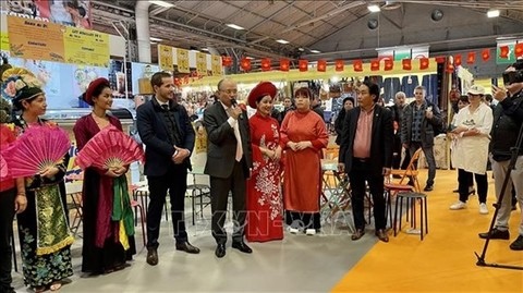 Vietnamese culture, handicraft products attract visitors at Paris Fair 2024