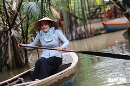 Foreign travelers excitedly explore Thoi Son Isle on Tien River in Vietnam