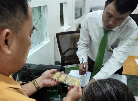 Vietcombank opens four more gold stores as gold price decreases
