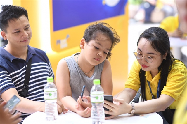 A large number of visitors expressed their satisfaction with time-saving and seamless bank card services provided by most of the pavilions at the festival. Photo: Quang Dinh / Tuoi Tre