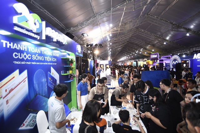 At the NAPAS booth, customers conduct cashless payments to buy drinks. Photo: Quang Dinh / Tuoi Tre