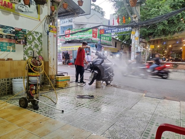 Vehicle washing shops soak passers-by in Ho Chi Minh City
