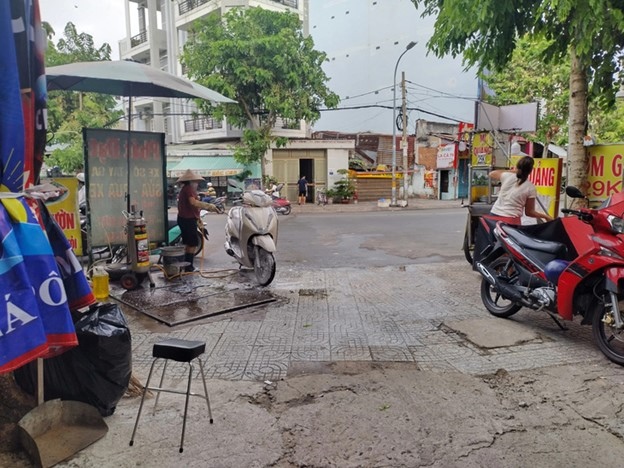 The vehicle washing shop is less than one meter from the street. Photo: An Vi / Tuoi Tre
