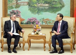 Deputy PM receives Group Chairman of Standard Chartered in Hà Nội
