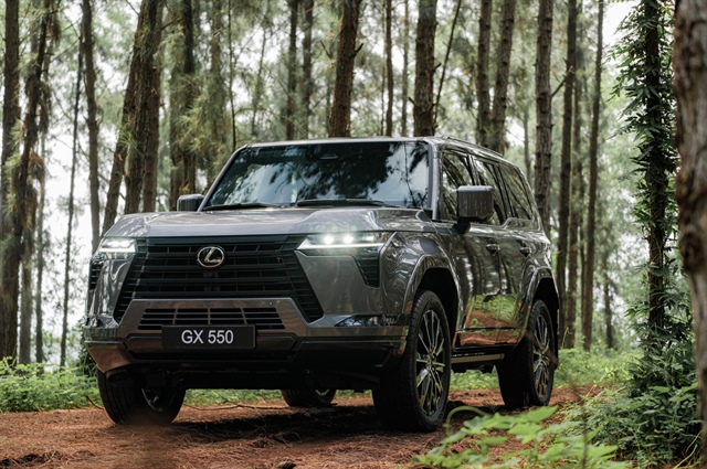 The front end of the 2024 Lexus GX 550 boasts a spindle grille design, LED headlamps, and LED daytime running lights. Photo: Lexus