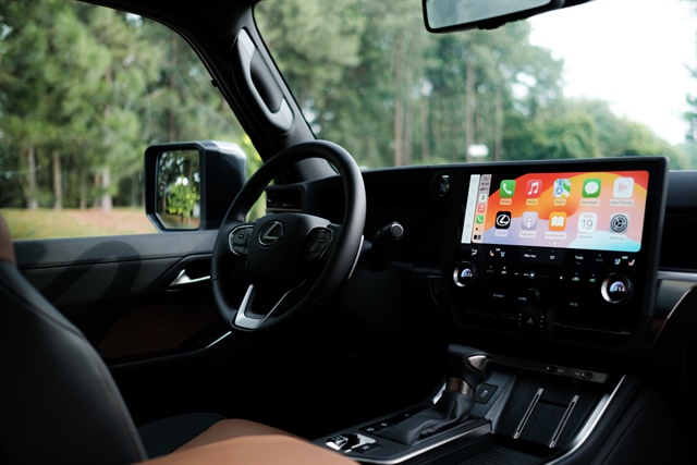 The interior of the 2024 Lexus GX 550 is equipped with a three-spoke steering wheel, 12.3-inch multi-information display, and a 14-inch touchscreen display connected with wireless Apple CarPlay and Android Auto systems. Photo: Lexus