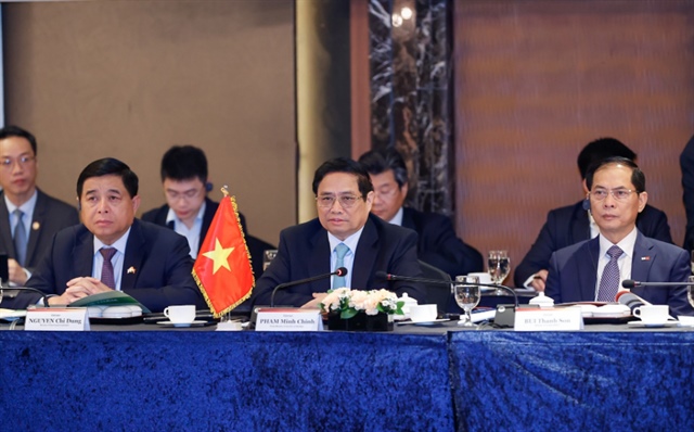A representative of GS Energy speaks at a talk with Prime Minister Pham Minh Chinh. Photo: Nhat Bac