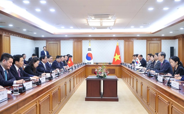 Overview of the meeting between the Vietnamese delegation led by Prime Minister Pham Minh Chinh (L) and its South Korean counterpart headed by Prime Minister Han Duck Soo in Seoul on July 2, 2024. Photo: Nhat Bac / Tuoi Tre