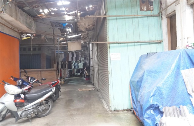 Traditional markets in Hanoi sunk in gloom