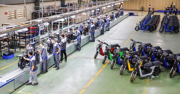 Lắp ráp xe máy điện tại nhà máy của Công ty CP Phương tiện thông minh Selex ở Hà Nội