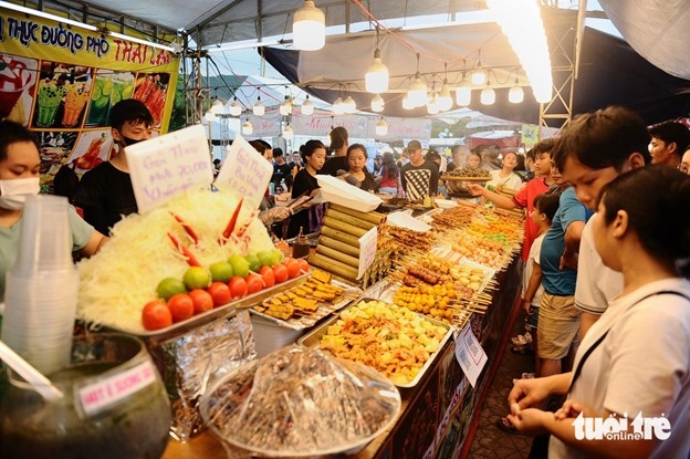 Eye-catching dishes are displayed at the festival. Photo: Lam Thien / Tuoi Tre