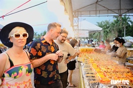 Foreigners excited about seafood dishes at festival in south-central Vietnam