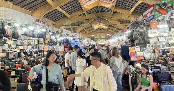 Chợ Bến Thành không chỉ là nơi mua sắm mà còn là biểu tượng lâu đời của văn hóa - du lịch TP HCM