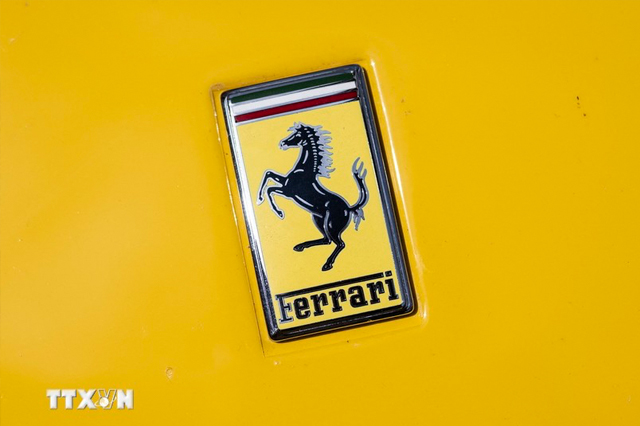 Biểu tượng nhà sản xuất ôtô Ferrari. (Ảnh: AFP/TTXVN)