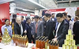 Việt Nam, Laos strengthen trade relations