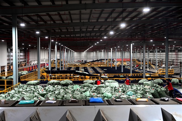 A vehicle transporting goods from China to Vietnam is parked at a warehouse in Pingxiang, which borders Vietnam’s Lang Son Province. Photo: Bong Mai / Tuoi Tre