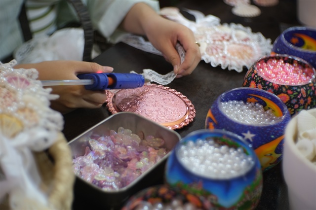 Materials including hair clips, mirrors, seashells, ribbons, and plastic pearls are ready for the makeover. Photo: Ngoc Phuong / Tuoi Tre News