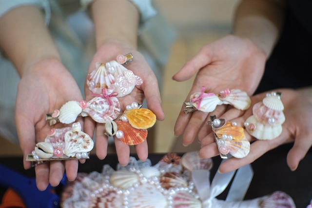 A piece of hair clips fetches VND39,000 ($1.56). Photo: Ngoc Phuong / Tuoi Tre news