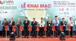 International furniture, Vietnamese goods fairs open in HCM City